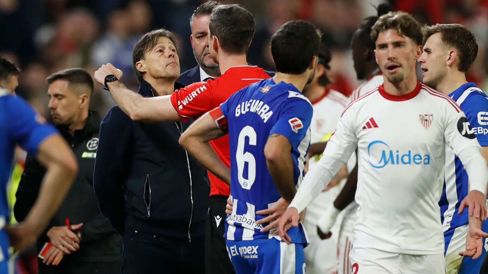 Matías Almeyda con el árbitro.