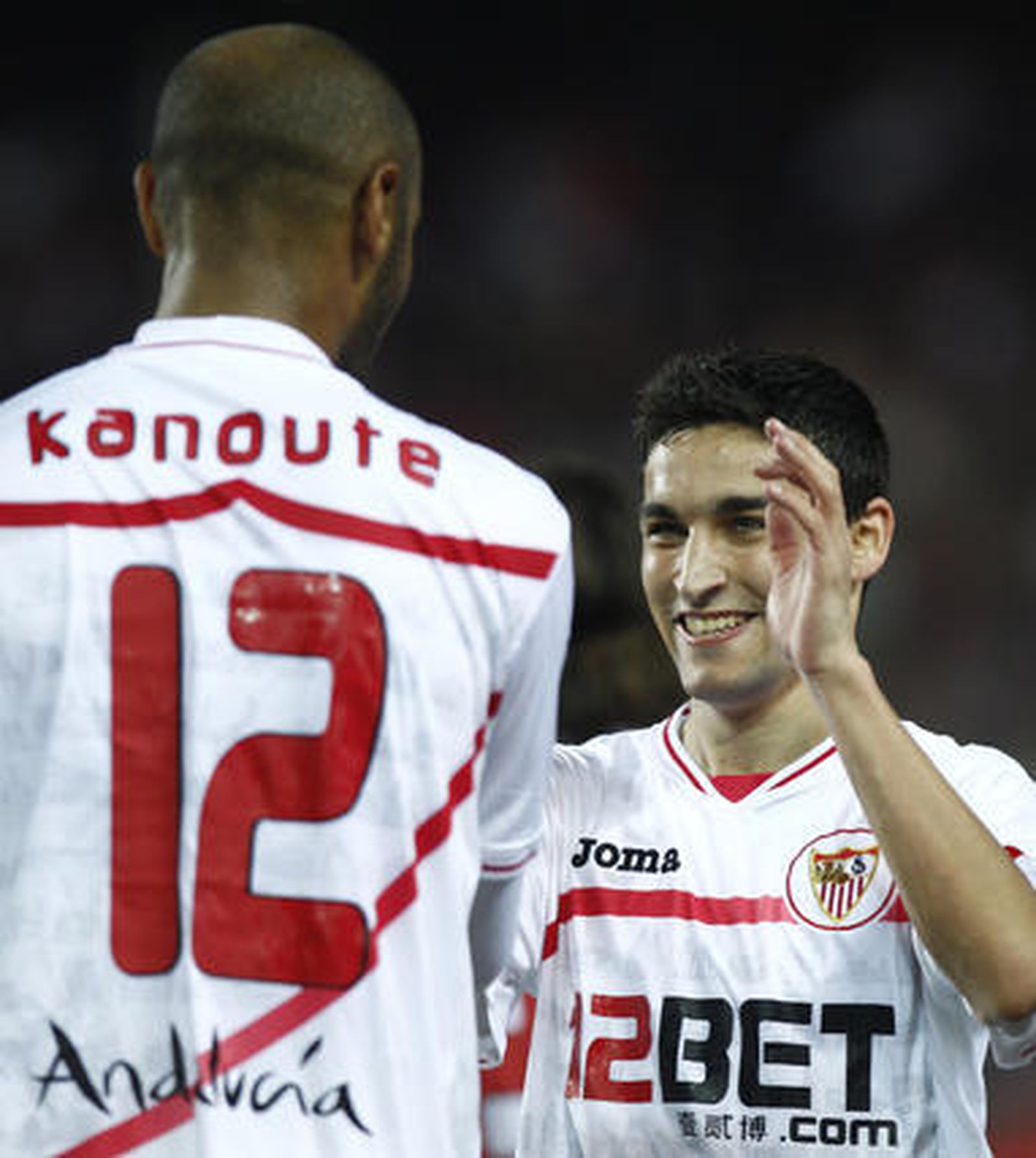 Navas felicita a Kanoute por su gol.

Foto: Pizarro