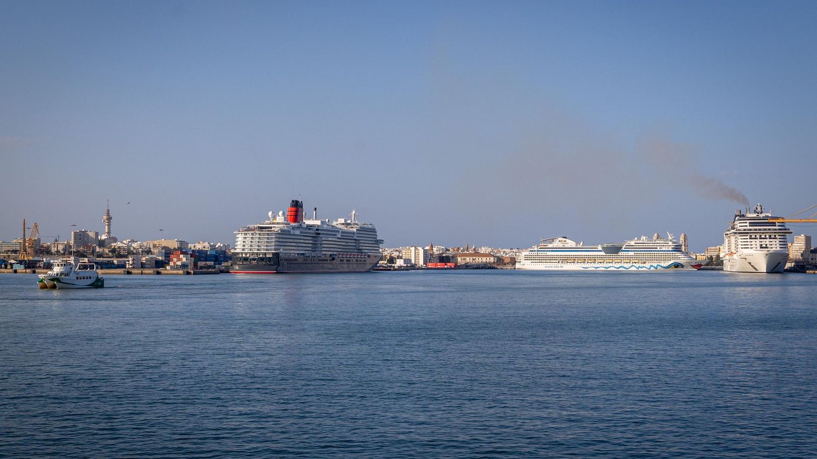 Los tres cruceros que llegaron este miércoles a Cádiz llenaron el puerto así como todas las calles del centro de la ciudad de turistas Los tres cruceros que llegaron este miércoles a Cádiz llenaron el puerto así como todas las calles del centro de la ciudad de turistas