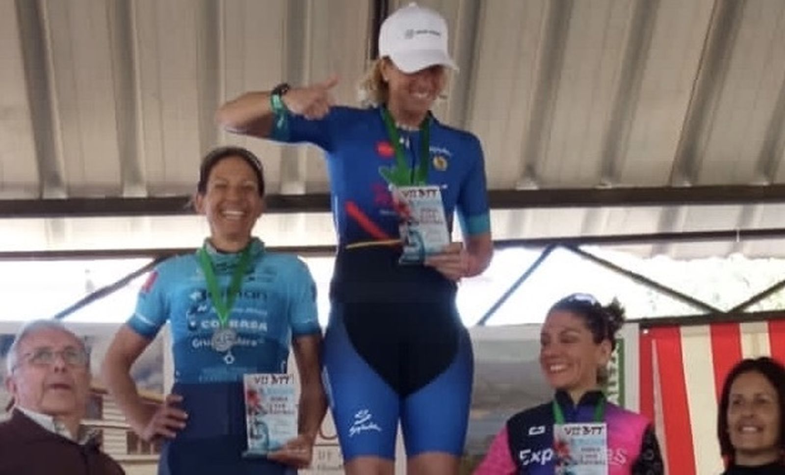 Eloísa Jiménez, muy sonriente a la derecha de la ganadora.