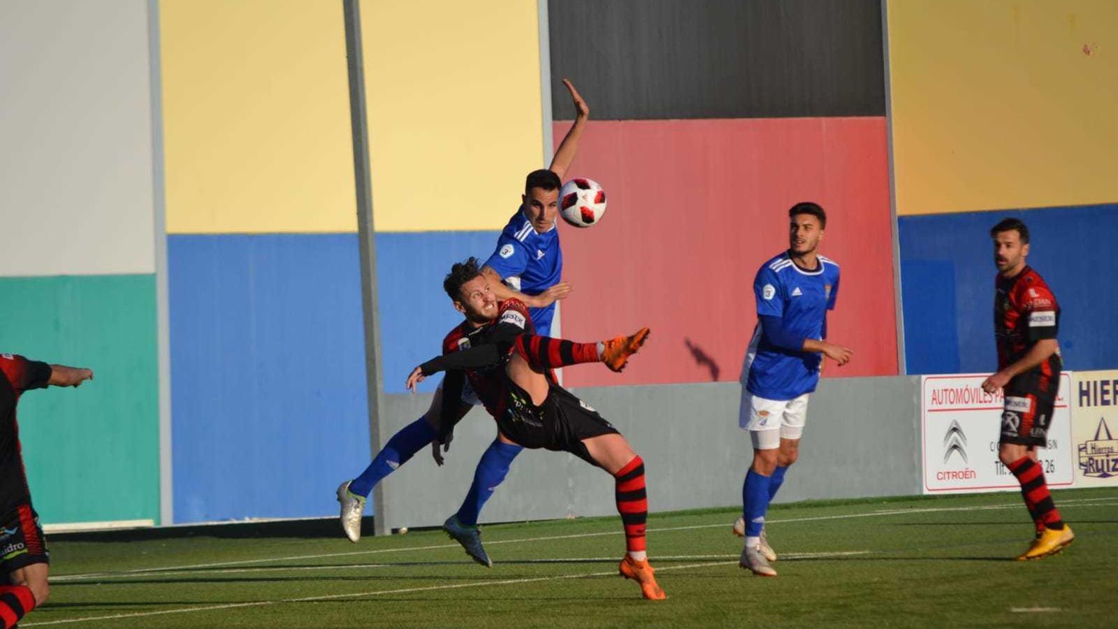 Un jugador del Salerm Puente Genil intenta rematar ante un xerecista.