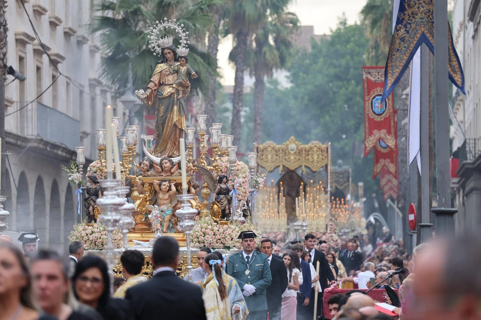 María Auxiliadora, seguida por el palio de la Virgen del Rosario, a su paso por el Recorrido Oficial de la Procesión Magna Mariana.