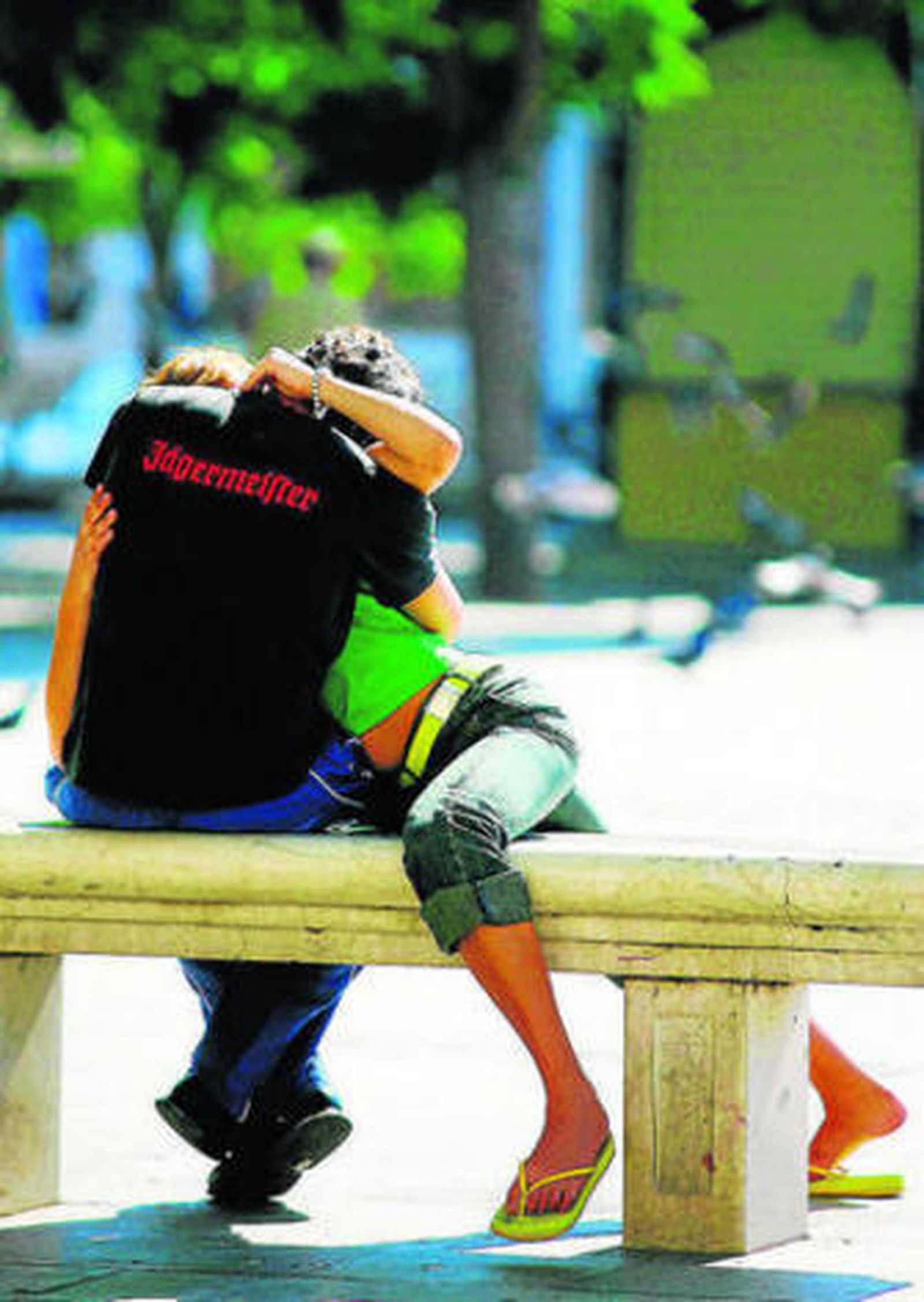 Una pareja, en una plaza de Málaga capital.