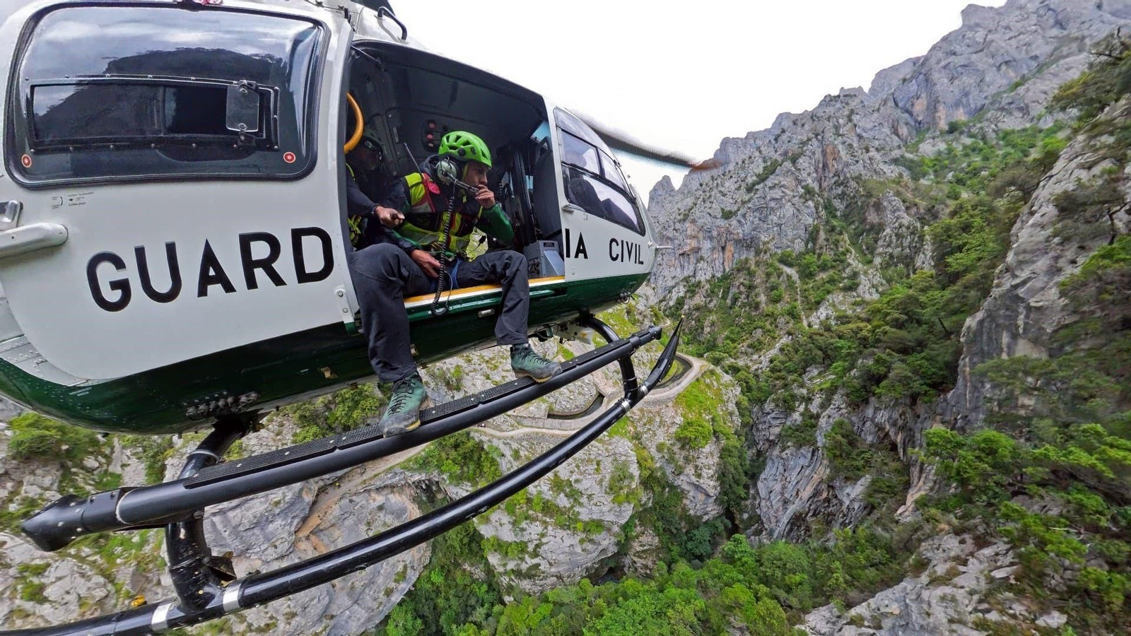 Helicóptero del Grupo de Rescate Especial de Intervención en Montaña (GREIM ) de la Guardia Civil.