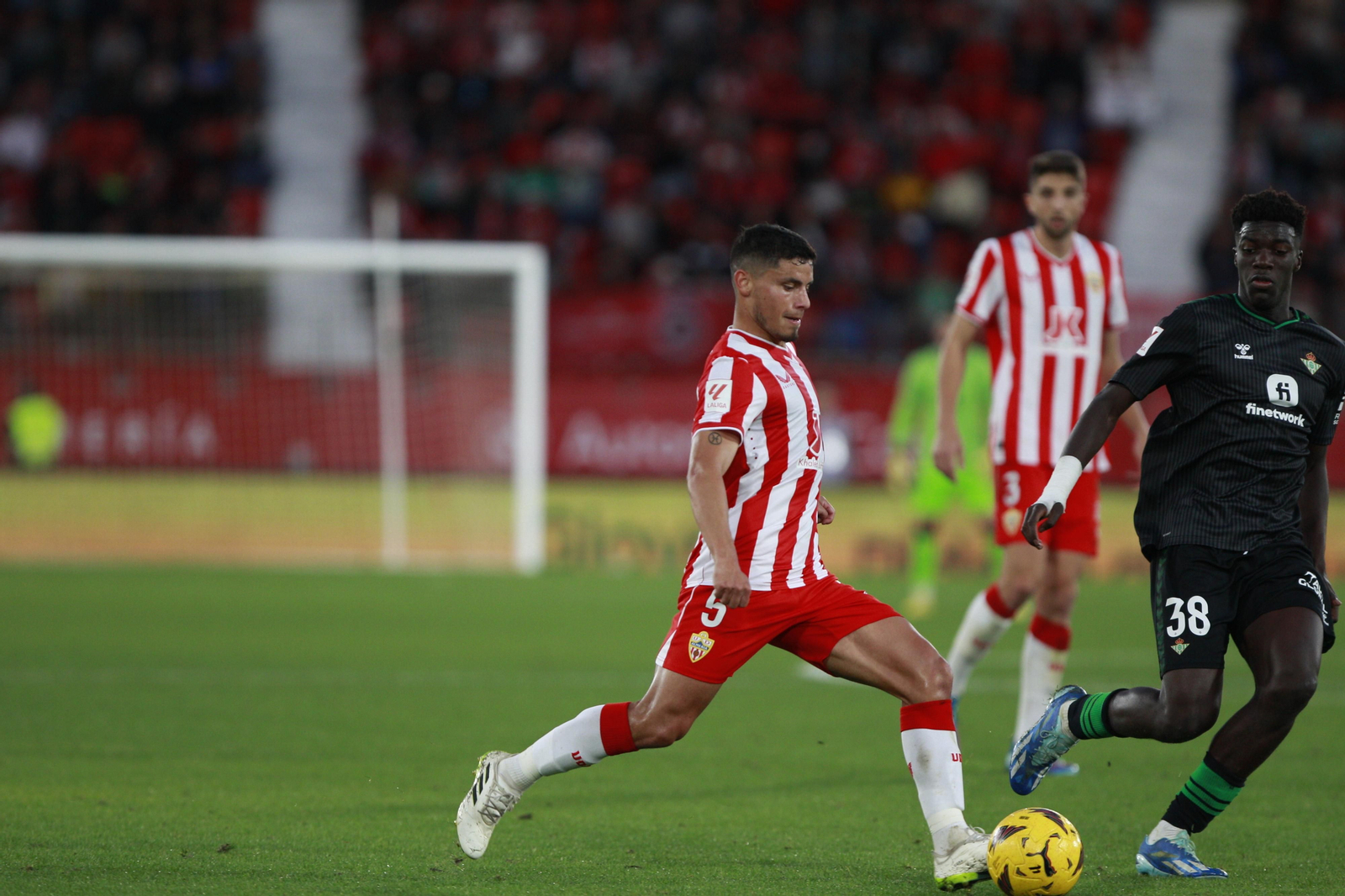 Imágenes del partido de fútbol U.D. Almería-Real Betis Balompié