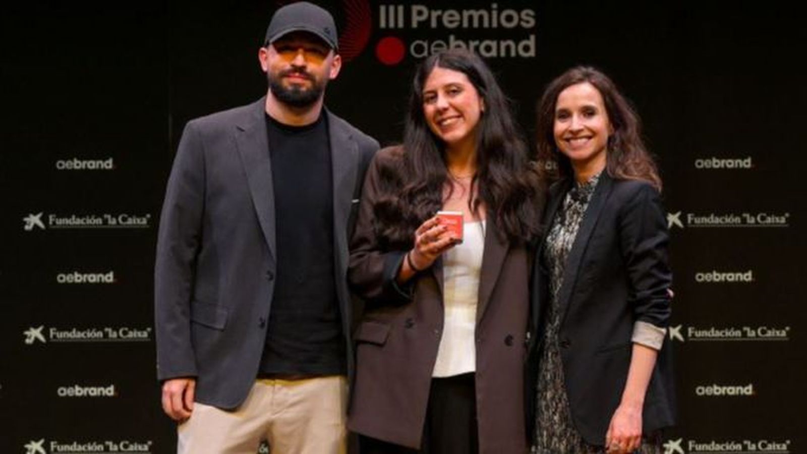 La algecireña Aida Caba (centro), en la ceremonia de los Premios Aebrand.