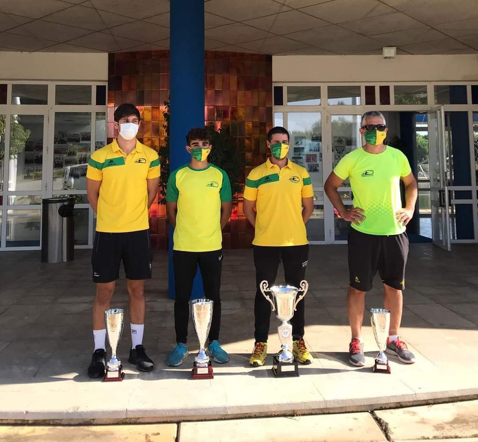 Representantes del Tartessos posan con los trofeos ganados en Sevilla.