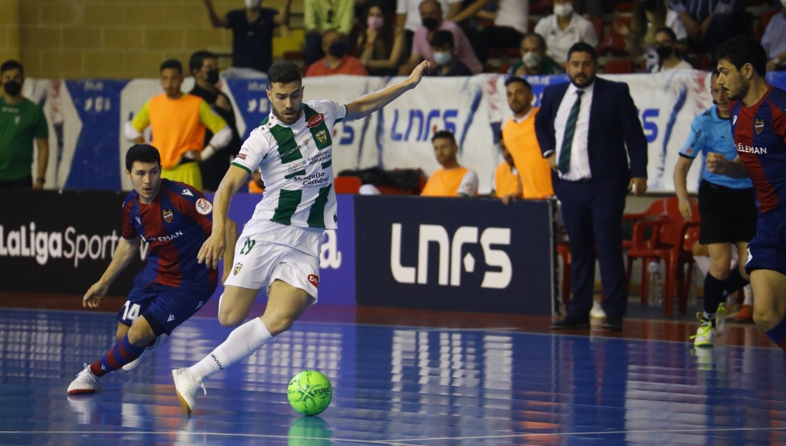 Alberto Saura conduce el balón ante la presión de sus rivales.