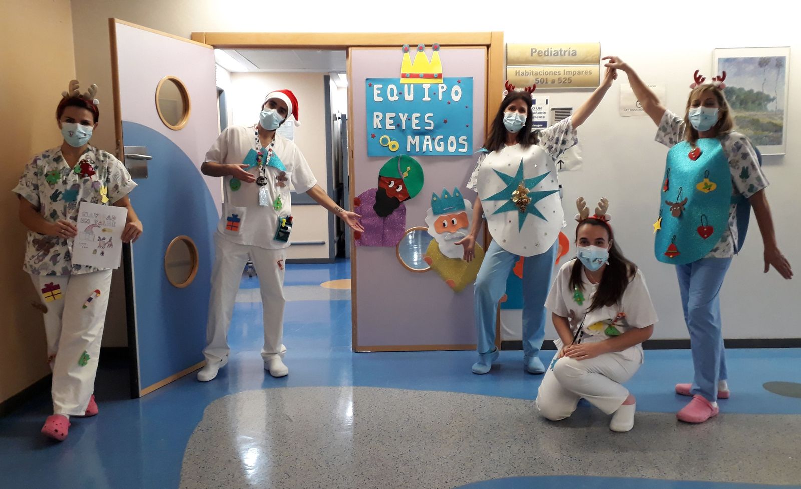 El equipo de los reyes Magos de la planta de Pediatría del Hospital de Valme.