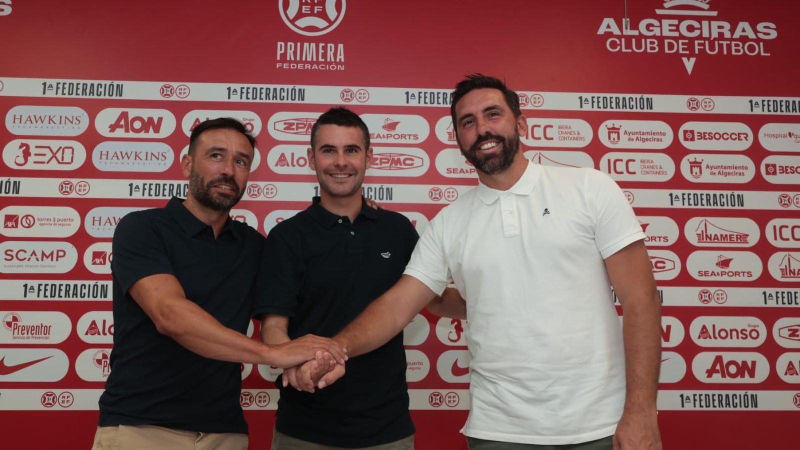 Miguel León, Fran Justo y Jordi Figueras estrechan sus manos