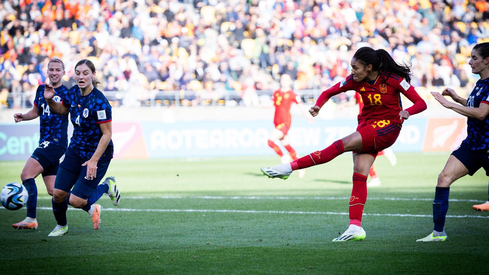 Salma Paralluelo golpea el balón con su pierna izquierda para marcar el gol decisivo.