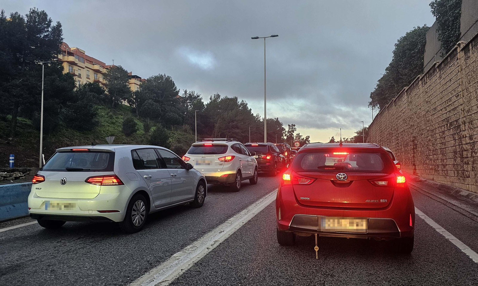 Imágenes del corte de la A7 por los trabajadores de Acerinox en huelga