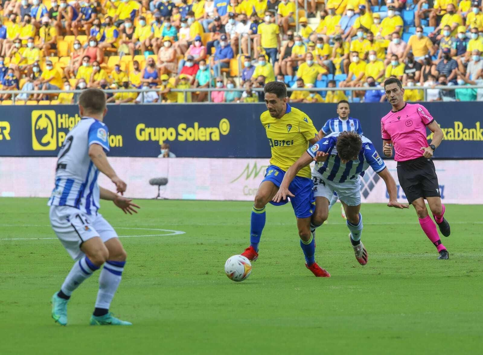 Sobrino se escapa de un rival controlando el balón.