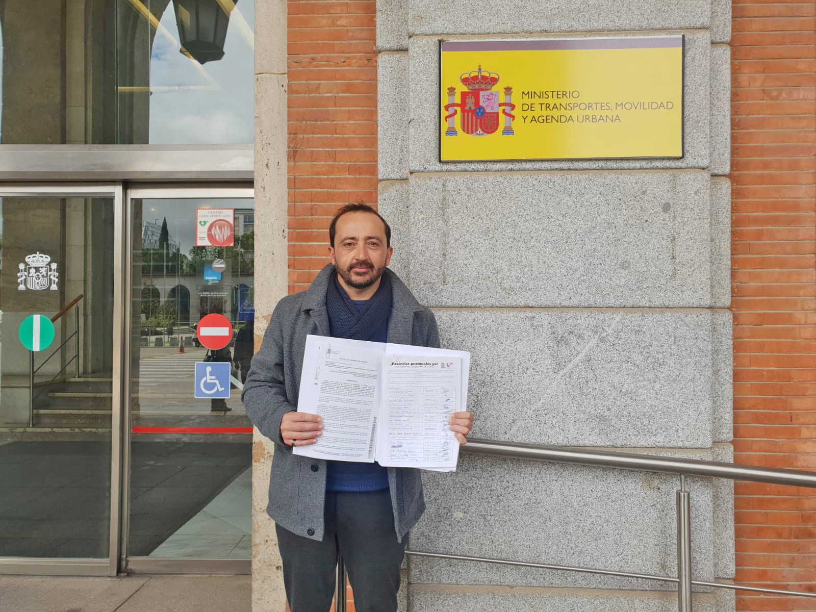 El alcalde de Peligros, con las firmas recogidas en el municipio.