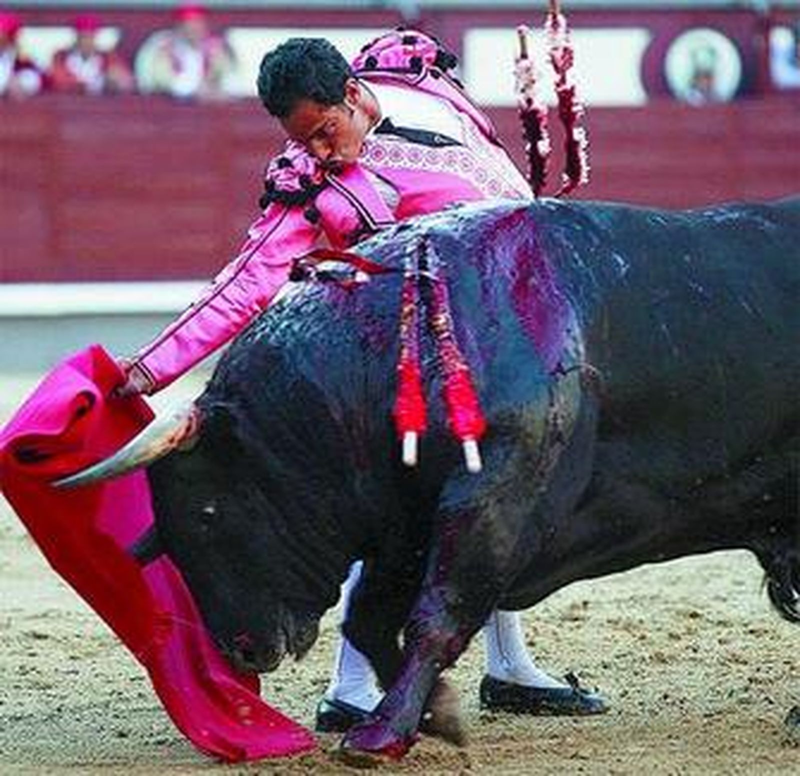 El colombiano Luis Bolívar toreando con la derecha ayer en Madrid.