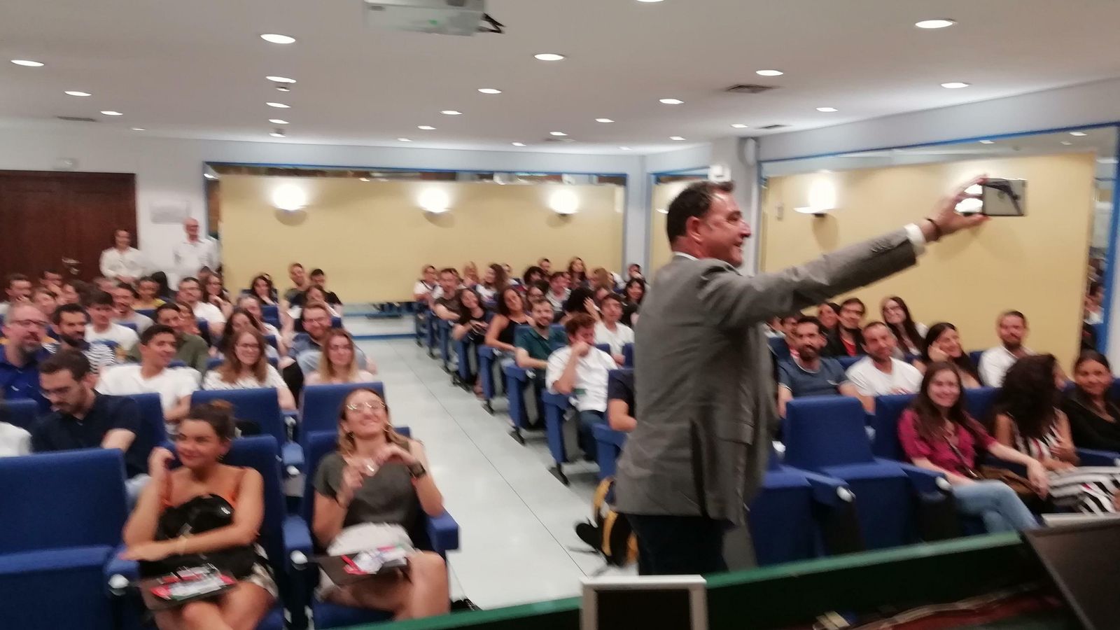 El delegado de Salud se hace un selfie con los nuevos MIR.