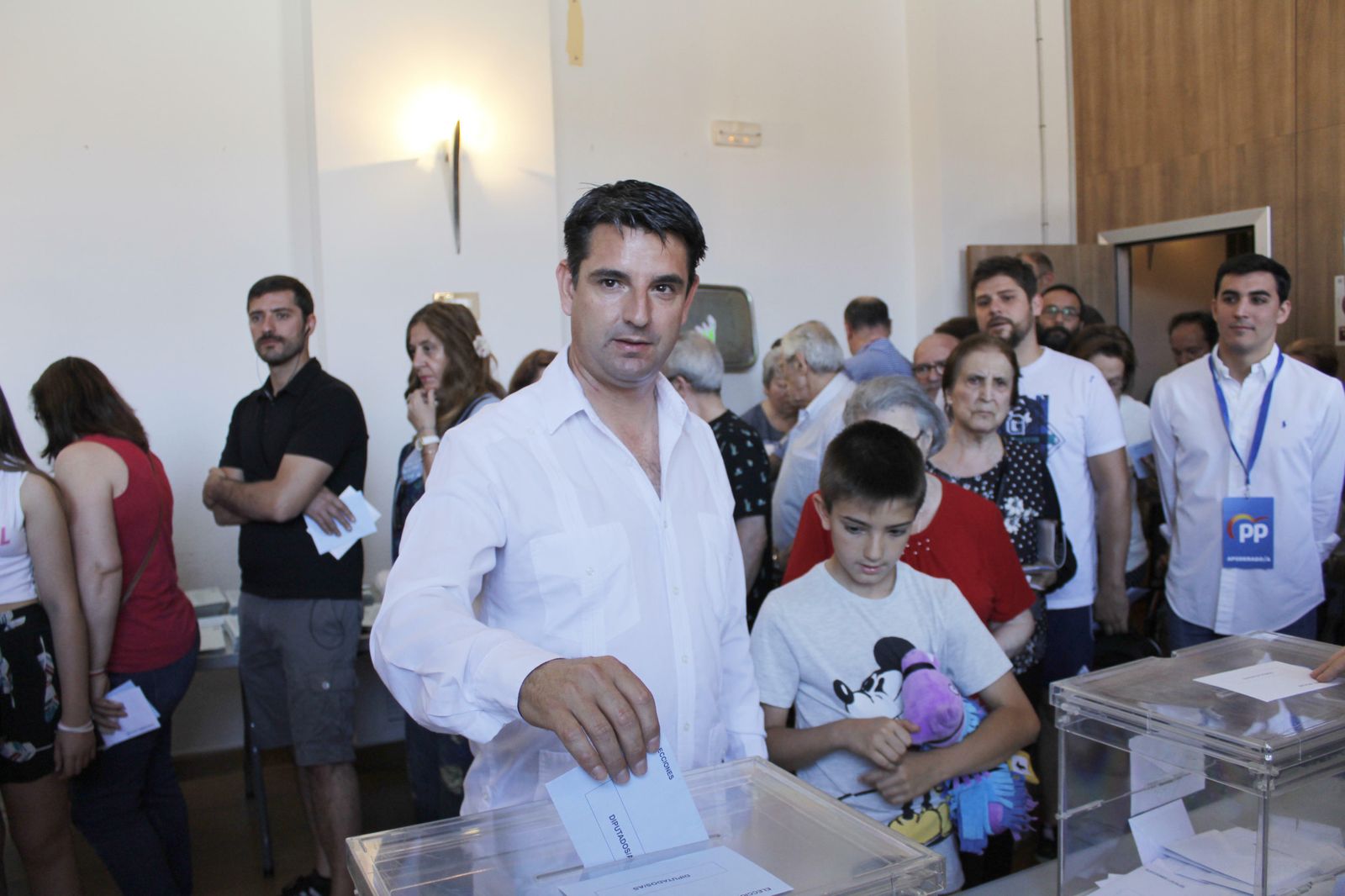 El candidato de IU, Pedro García, vota en La Corredera.