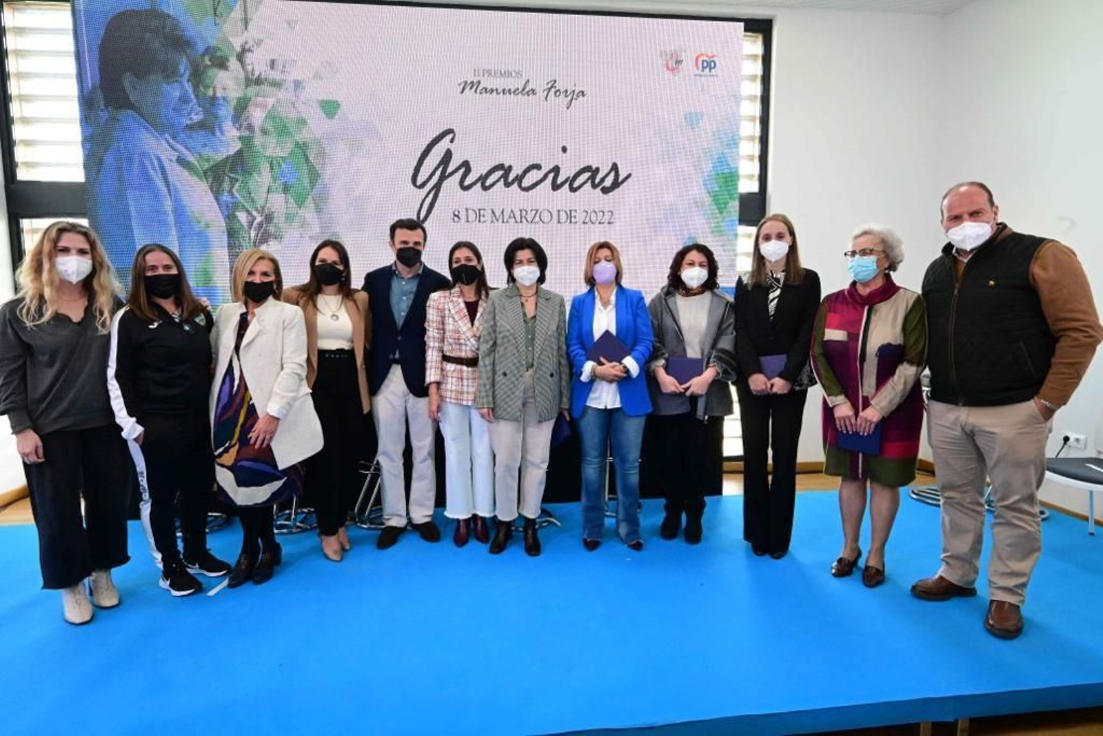 Los galardonados por los premios Manuela Forja e integrantes del PP.