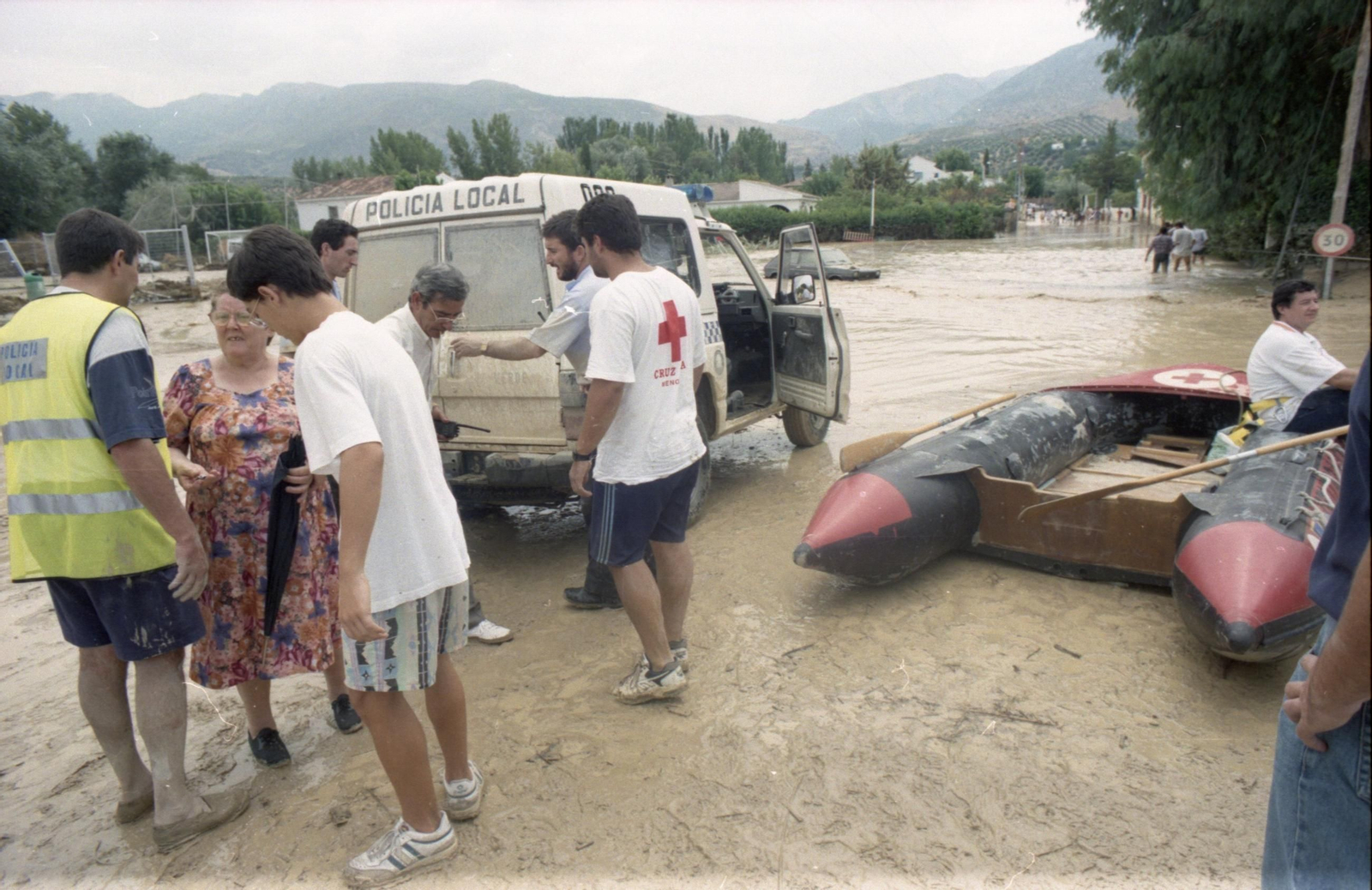Los efectos de la riada en el Puente de la Sierra.