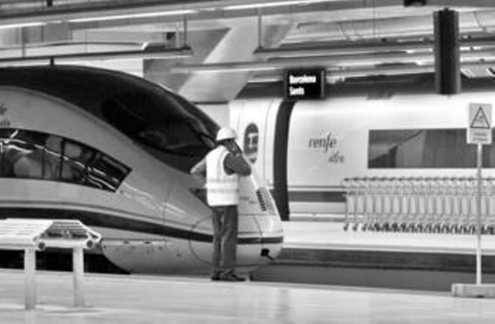 Los obreros ultiman los preparativos en la estación de Sants en Barcelona para acoger hoy la llegada del tren de alta velocidad.