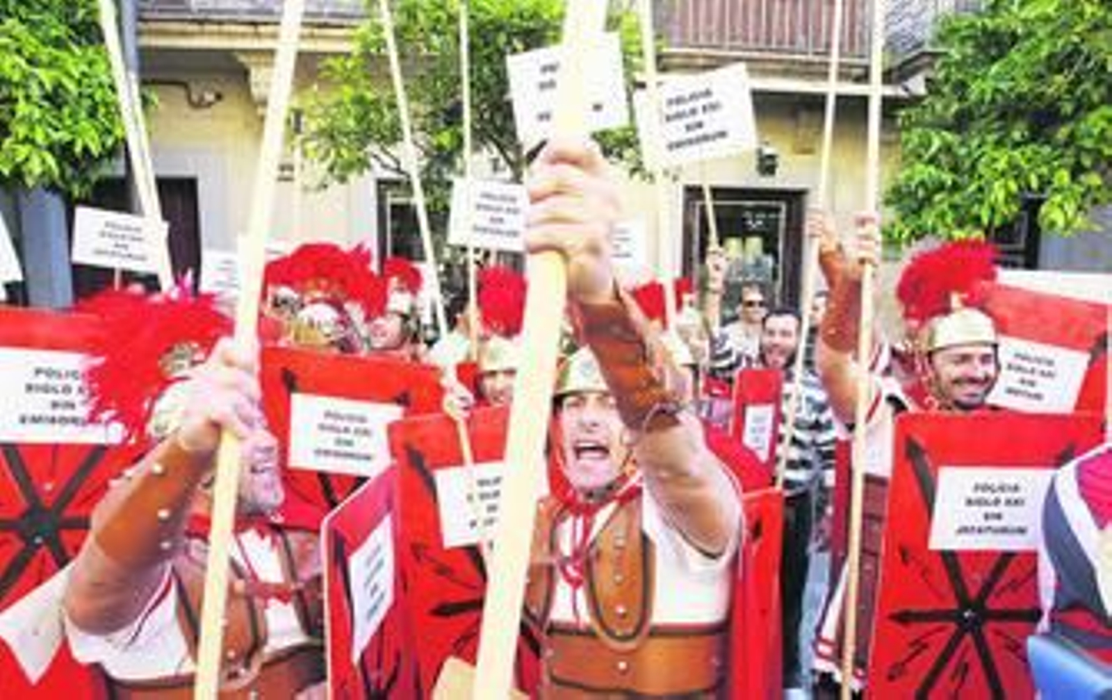 Los policías locales se vistieron de legionarios romanos en marzo.