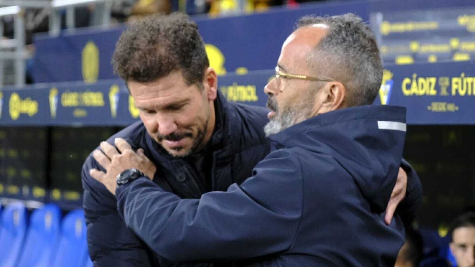 Cervera y Simeone se saludan antes de un Cádiz-Atlético de Madrid.