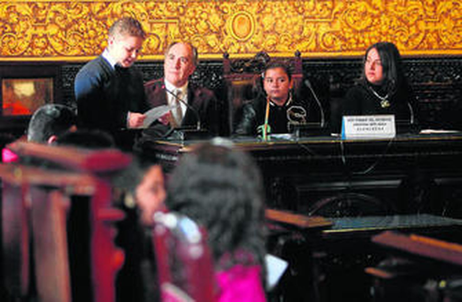 El alcalde, José Ignacio Landaluce, junto a la alcaldesa infantil, Cristina León, y la edil de Educación, Laura Ruiz, durante la lectura de un alumno.