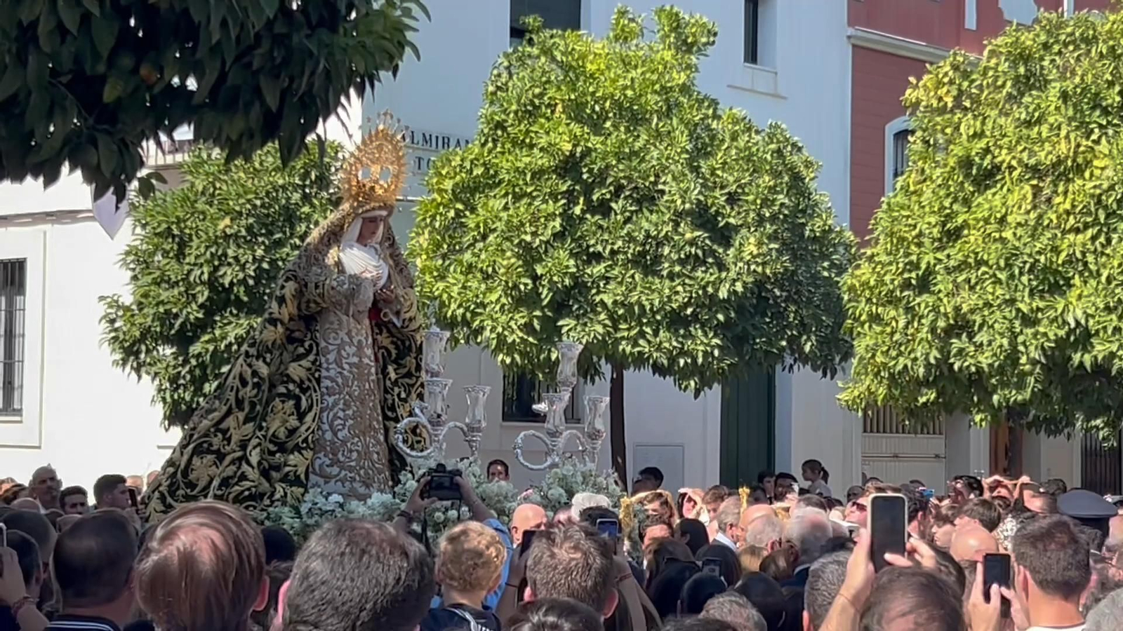 Así ha sido el paso de la virgen de la Esperanza de Triana por el Tiro de Línea