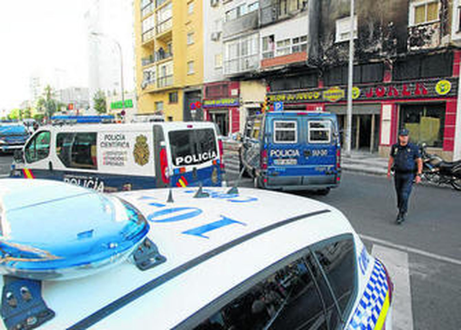 Vehículos policiales en la zona en que fue apuñalado mortalmente un policía nacional en 2014.