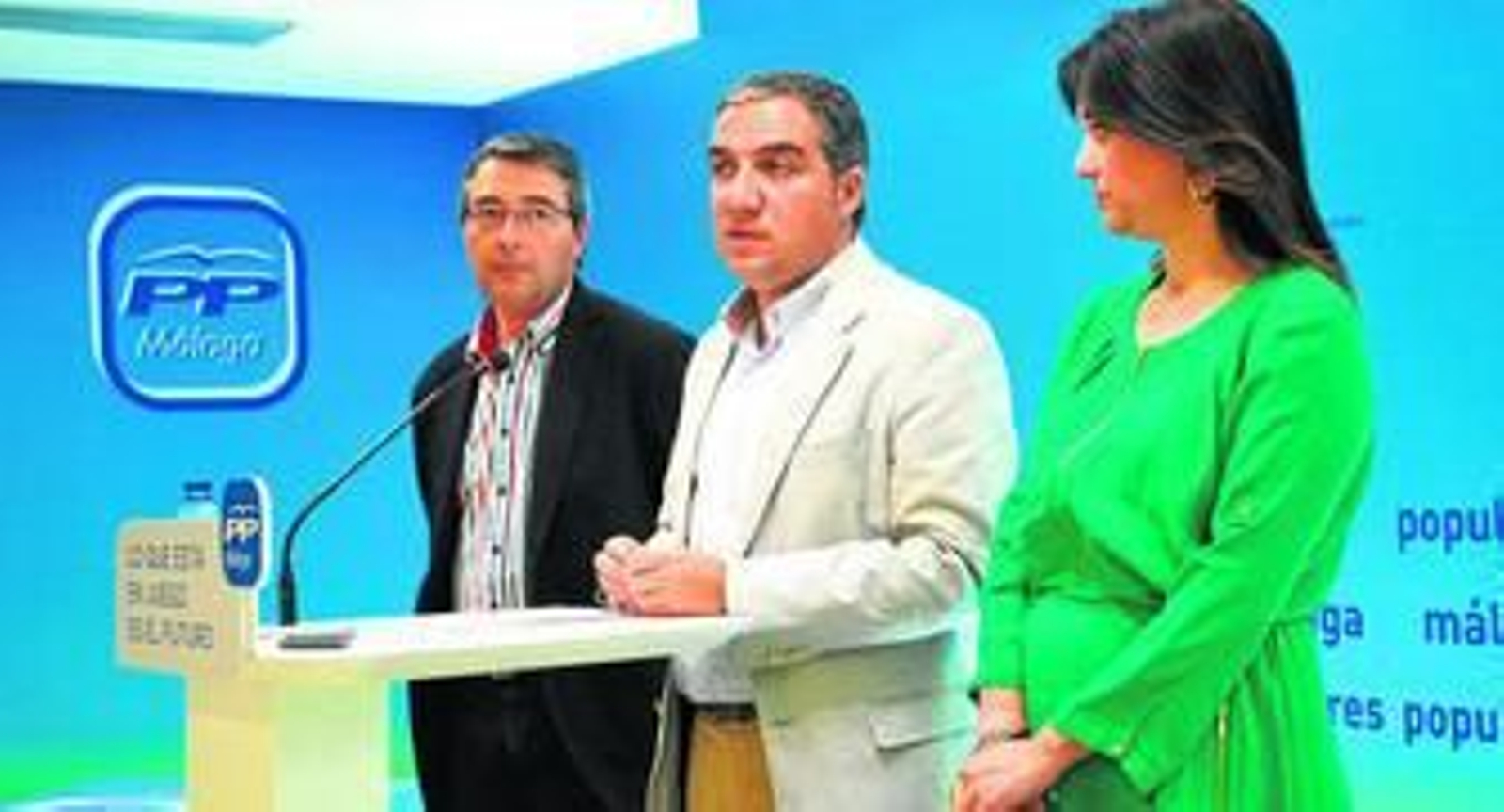 El presidente del PP en Málaga, Elías Bendodo, en el centro, ayer junto a Francisco Salado y Margarita del Cid.