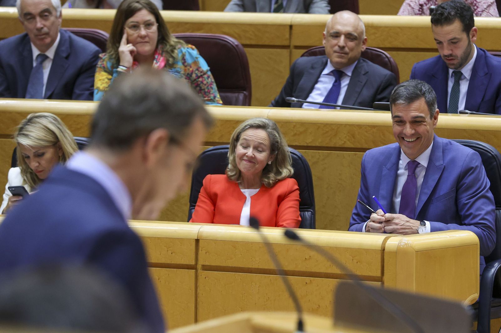 Pedro Sánchez reacciona a la intervención de Alberto Núñez Feijóo en el pleno del Senado del pasado 25 de abril.