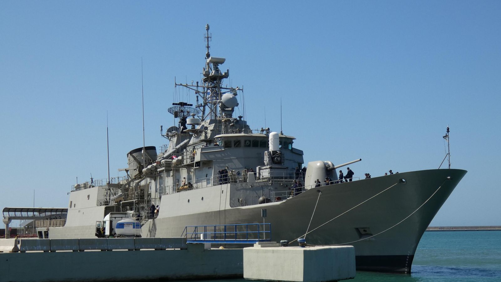 Fragata 'Spetsai' F-453 en el pantalán de levante.