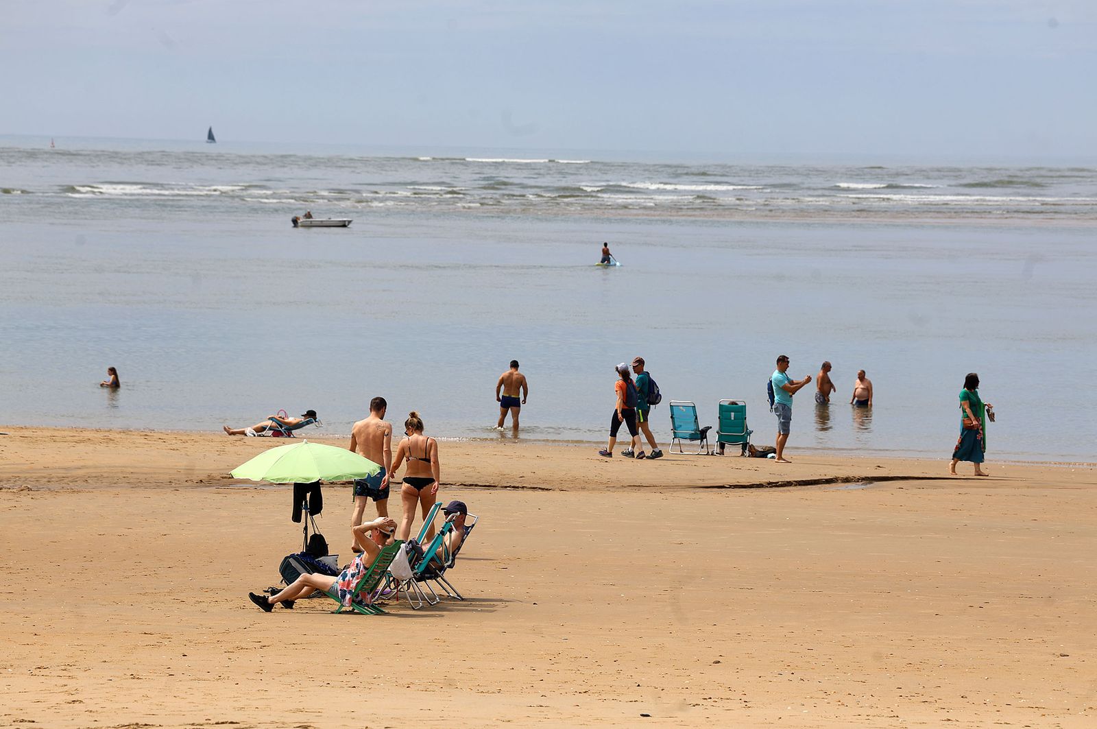 Imágenes del ambiente en la playa de El Portil durante la mañana del 1 de mayo