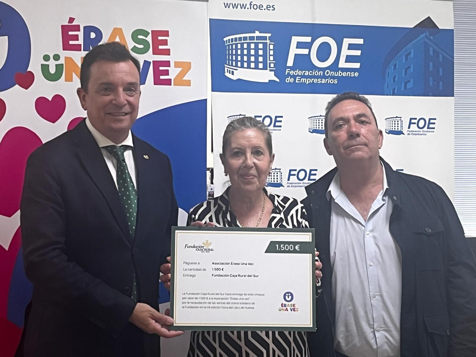 La Fundación Caja Rural del Sur entrega la recaudación obtenida por las ventas de sus libros en la Feria a la Asociación Eráse una vez.