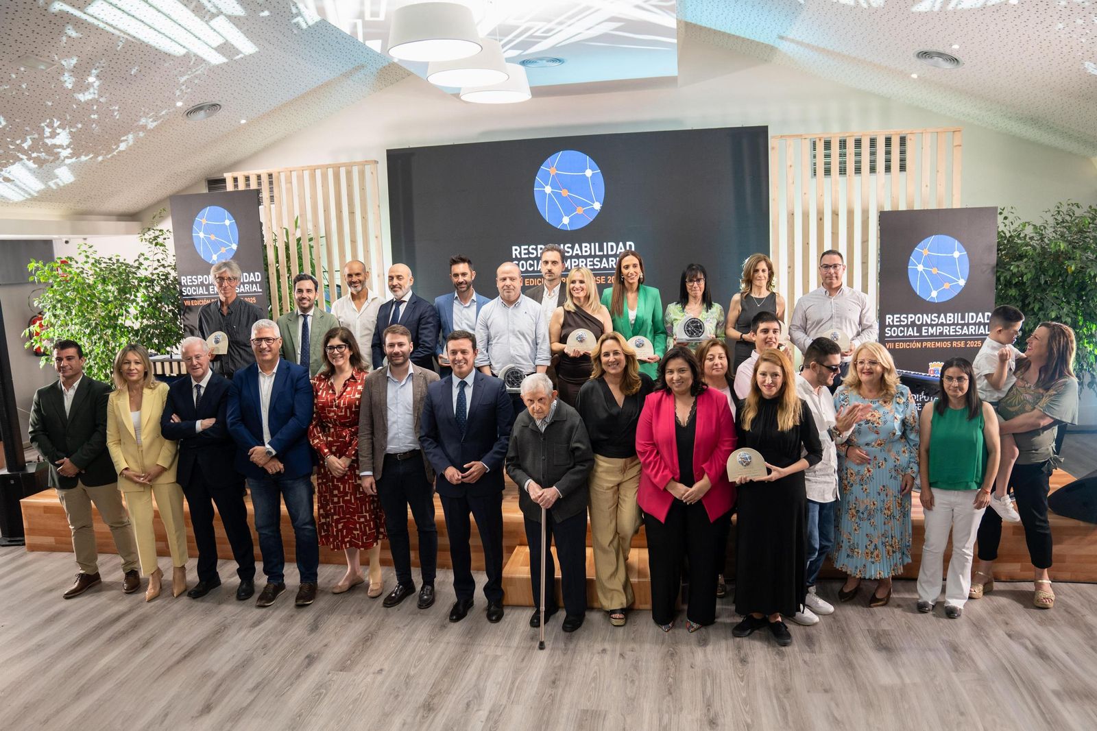 Foto de familia de todos los premiados.