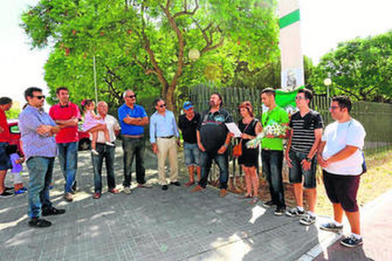 Miembros del Centro Andaluz en el homenaje a Blas Infante por su 80 aniversario, en el Parque Europa.