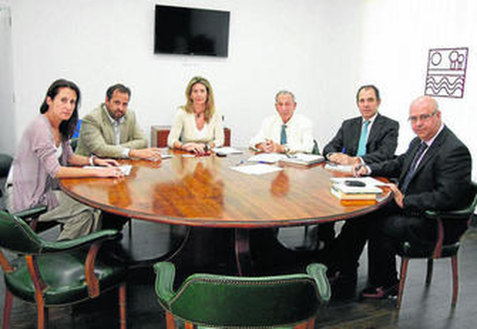 El concejal de Policía Local, Carlos Coronado, durante la reunión mantenida con la junta directiva de Vistahermosa.