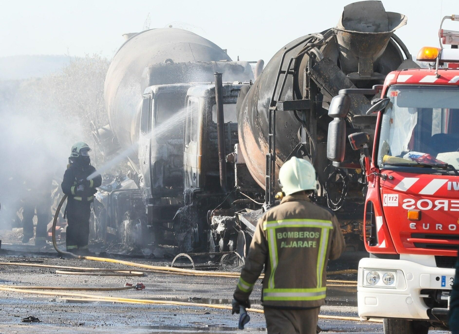 Bomberos del Aljarafe, en un incendio de varios vehículos en Gerena.