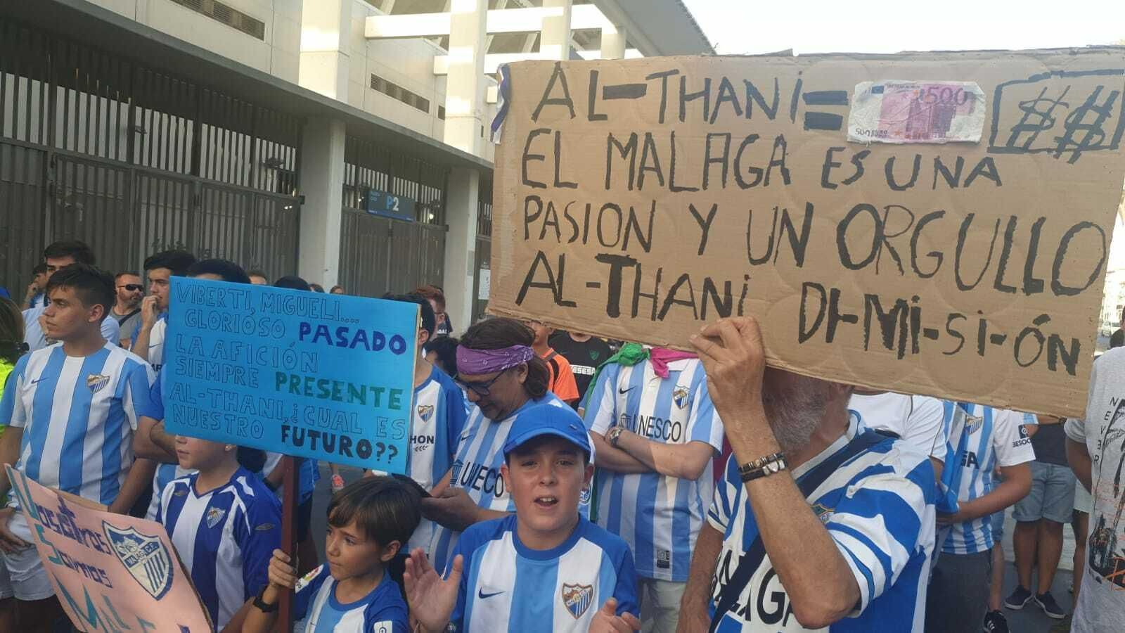 La manifestación contra el jeque Al-Thani en Málaga, en fotos