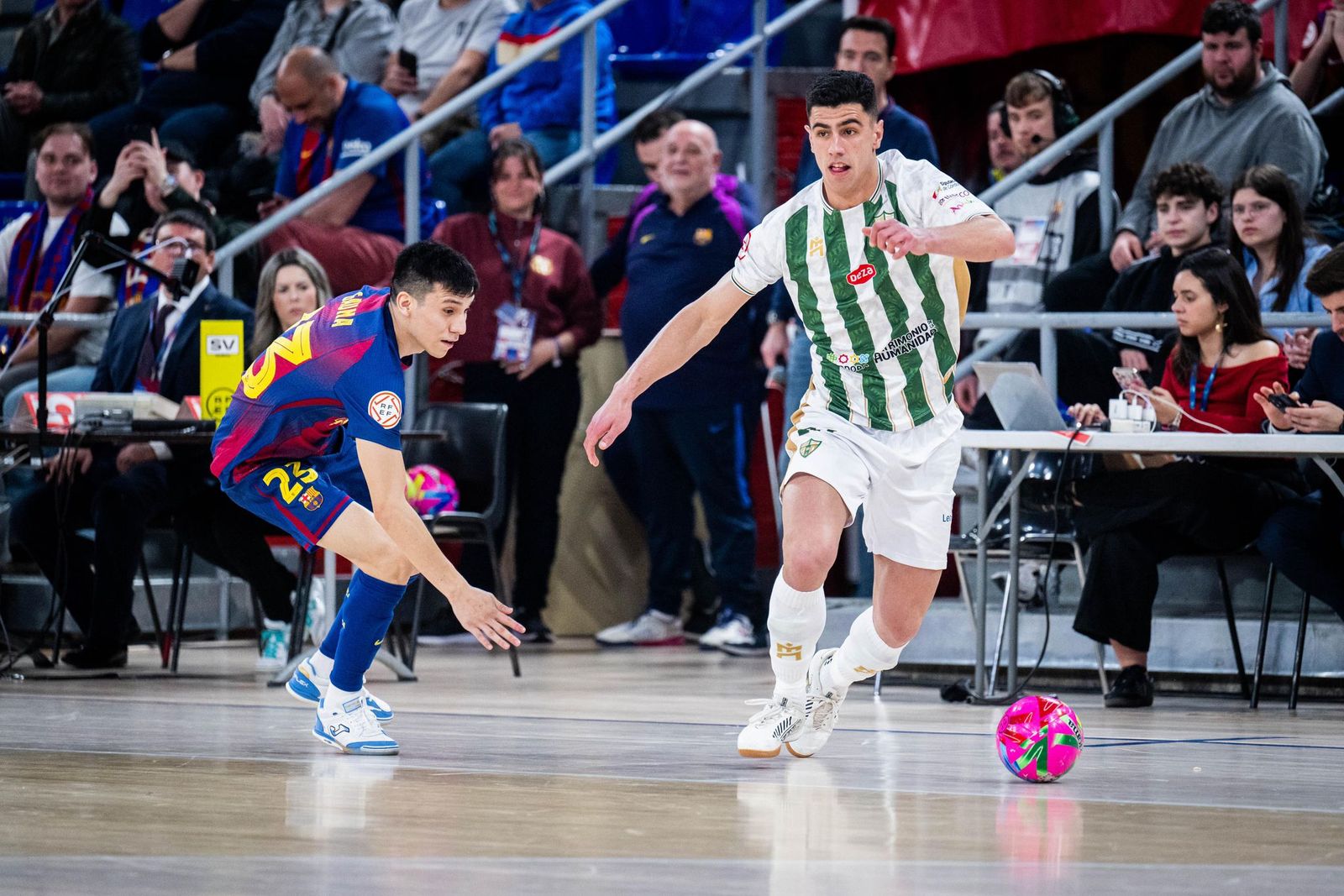 Carlos Gómez conduce el balón en presencia de Gauna.