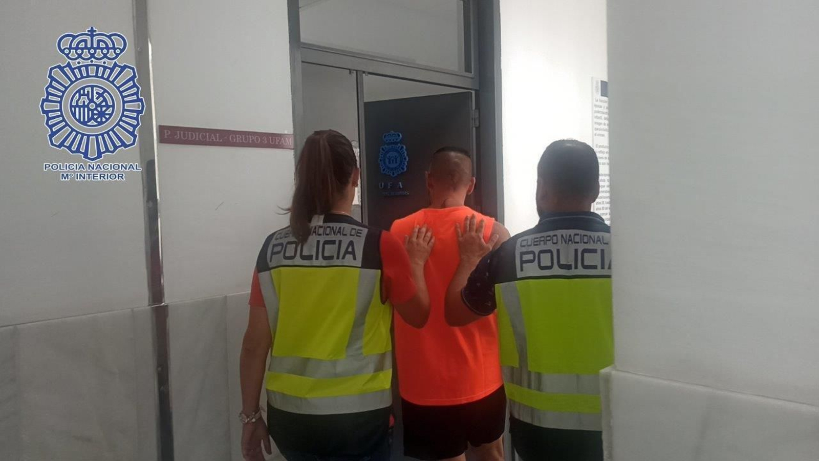 Dos agentes de la Policía custodian a Juan Antonio L.P. el día de su detención.