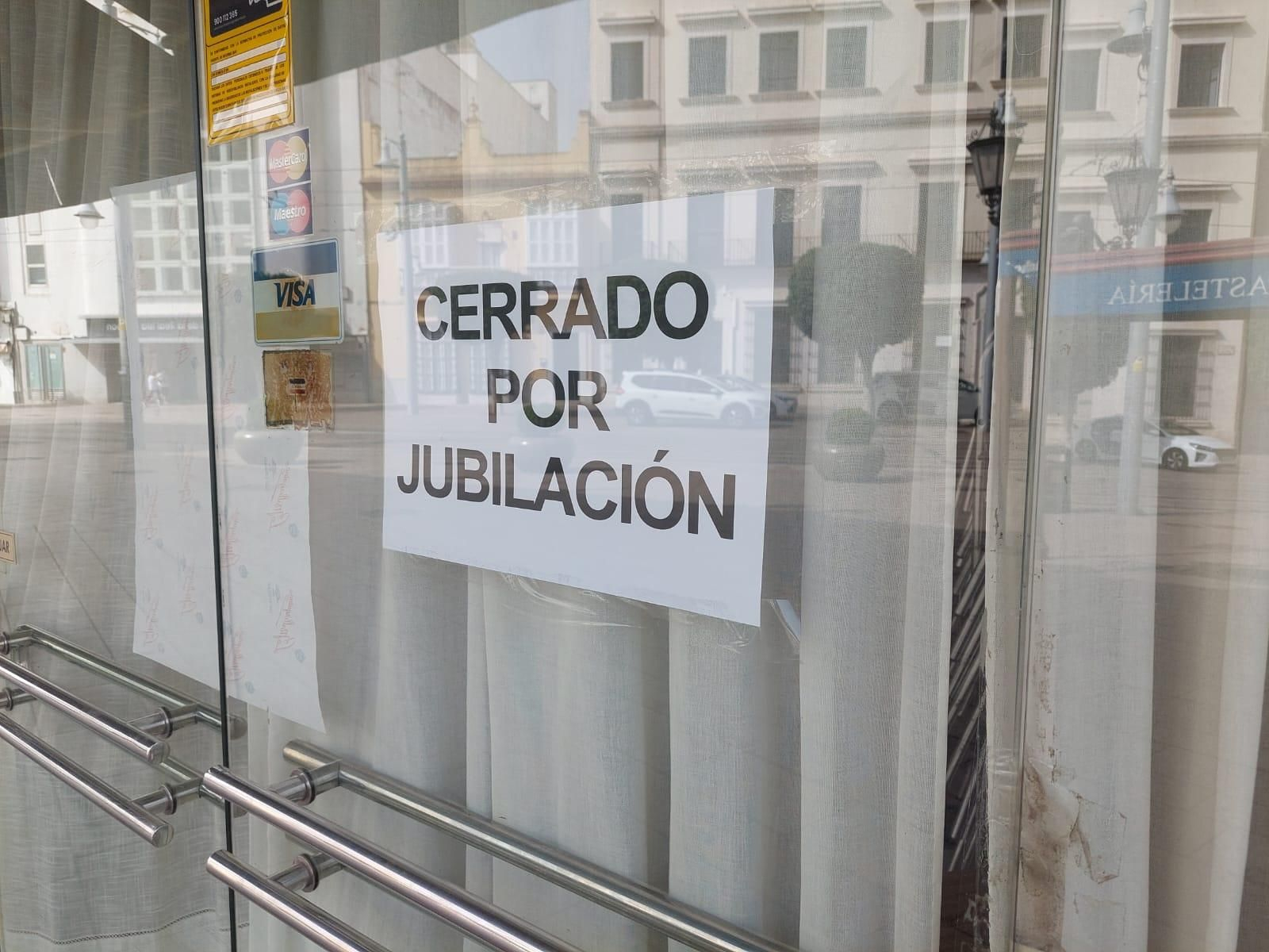 Los carteles de 'Cerrado por vacaciones' se han visto sustituidos por otros de 'Cerrado por jubilación' en el escaparate del negocio.