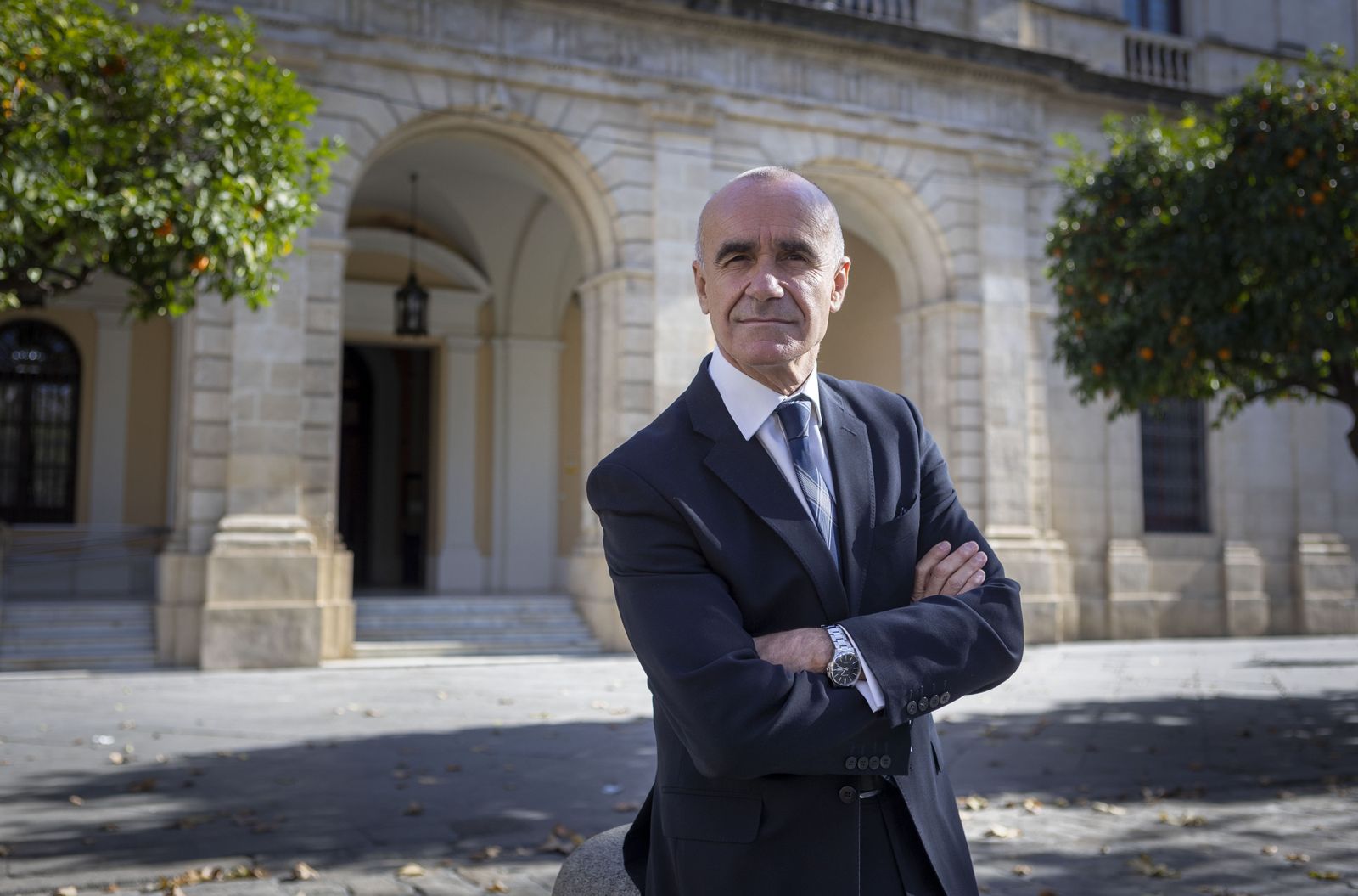 Antonio Muñoz, delante del Consistorio hispalense.