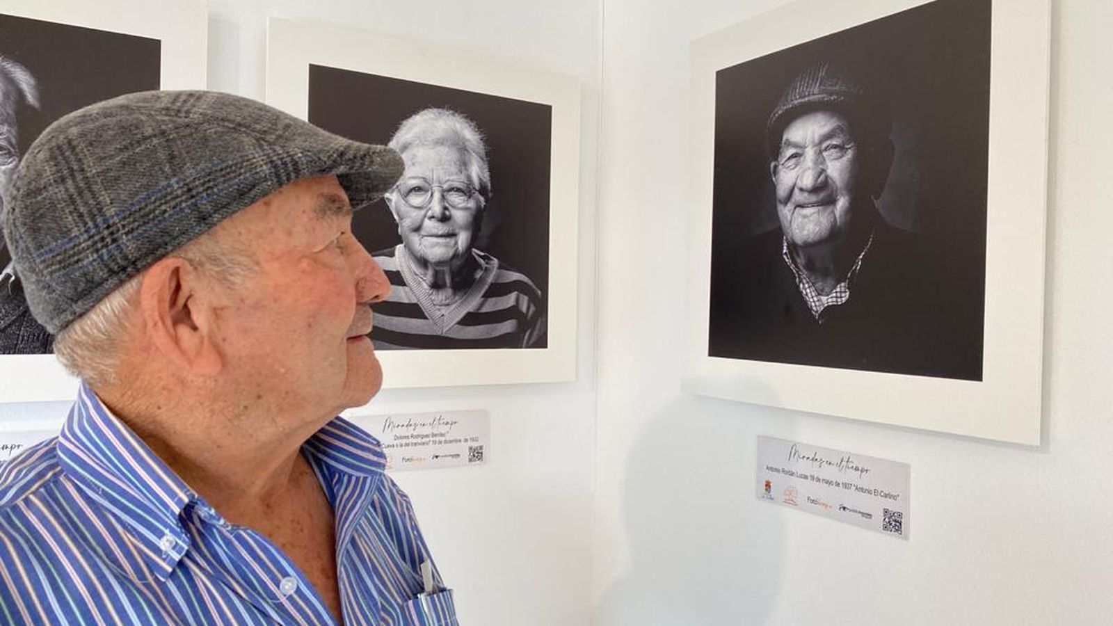 Visitando su retrato la exposición fotográfica a raíz de la presentación del libro