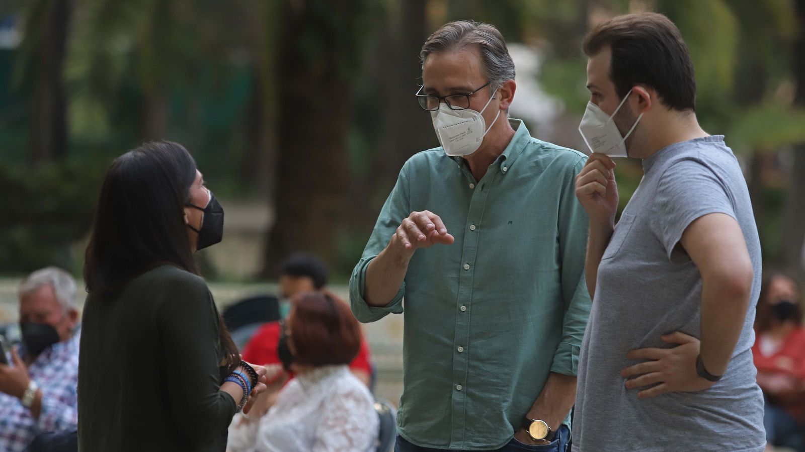 Fotos de Juan Espadas con simpatizantes del Psoe en Algeciras