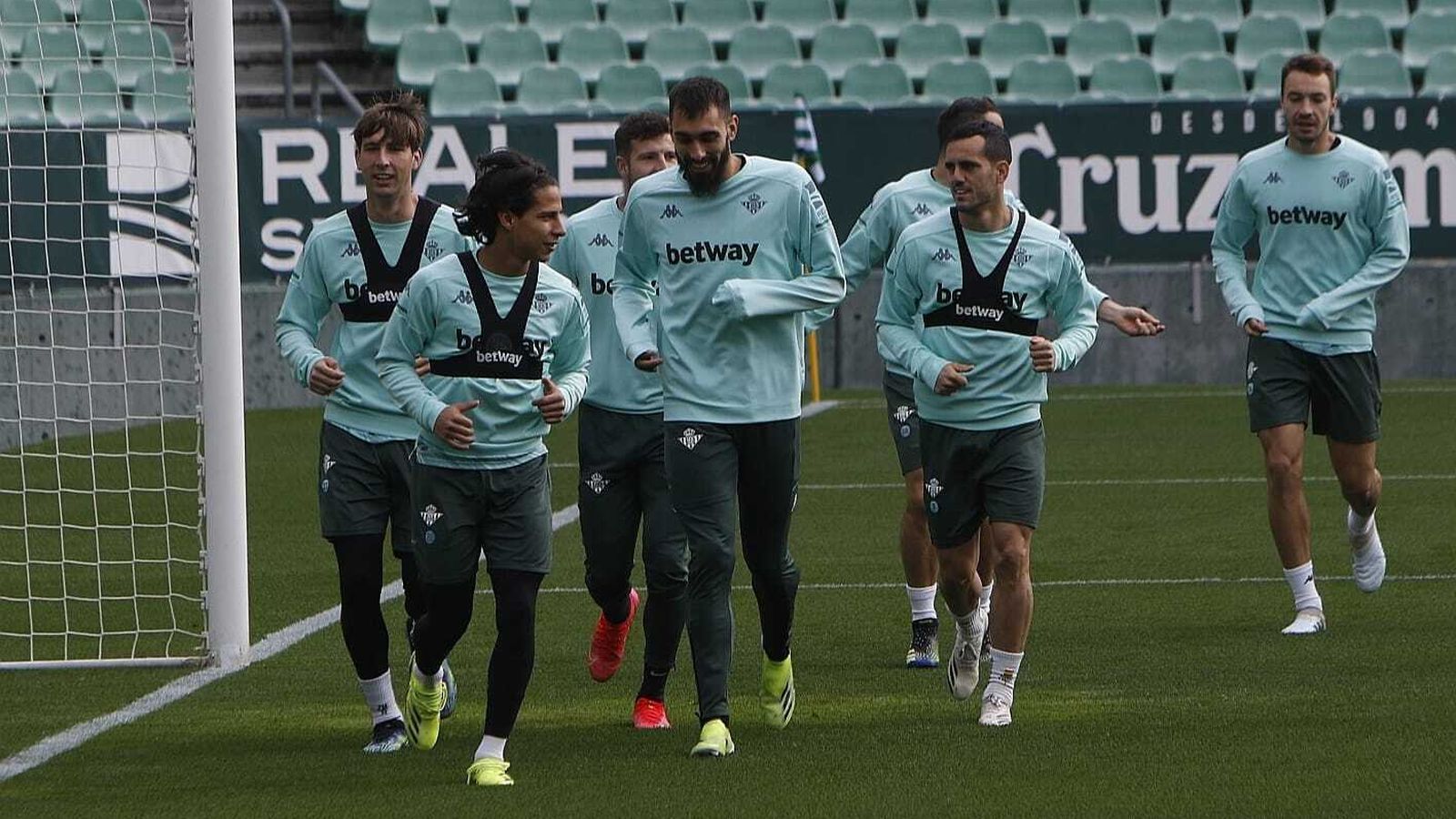 Borja Iglesias realiza carrera junto a Lainez y Juanmi.
