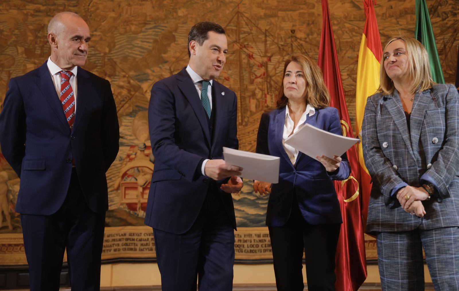 De izquierda a derecha, el alcalde, Antonio Muñoz, el presidente Juanma Moreno, la ministra Raquel Sánchez y la consejera Marifrán Carazo.