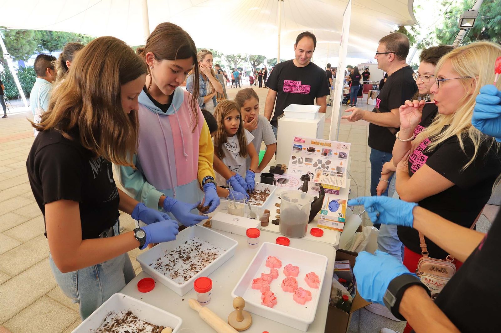 Imágenes de los talleres y actividades de La Noche Europea de los Investigadores