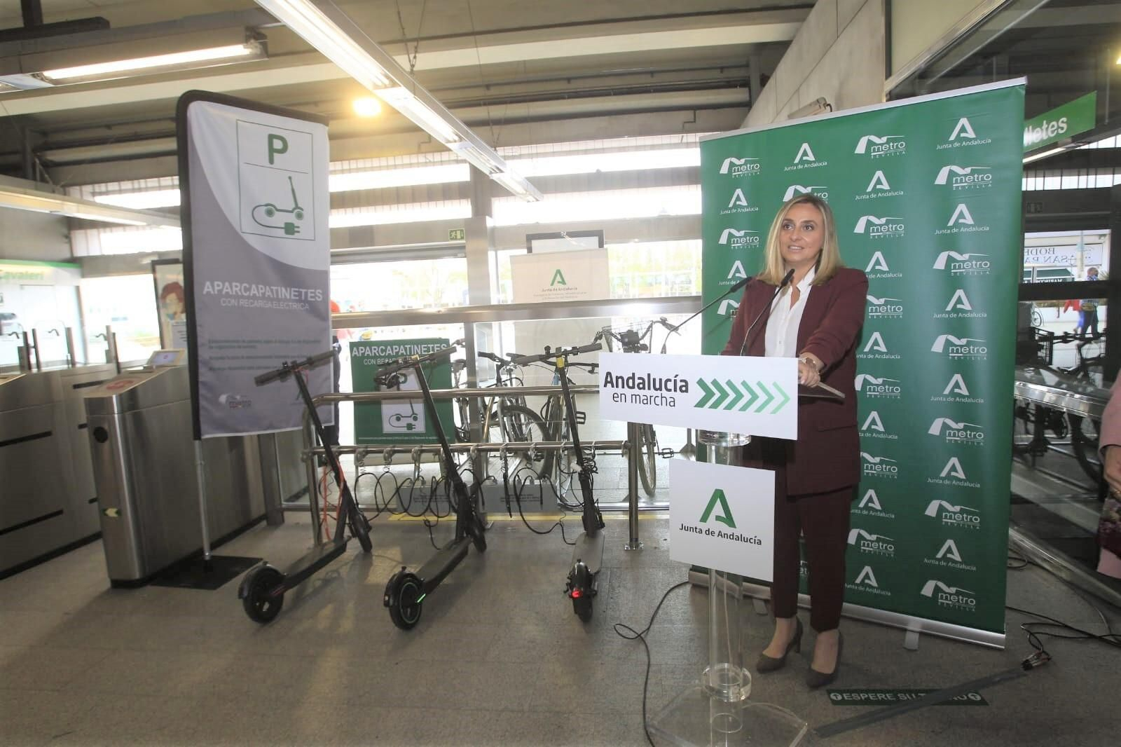La consejera en el aparcamiento de patinetes eléctricos de Cavaleri.