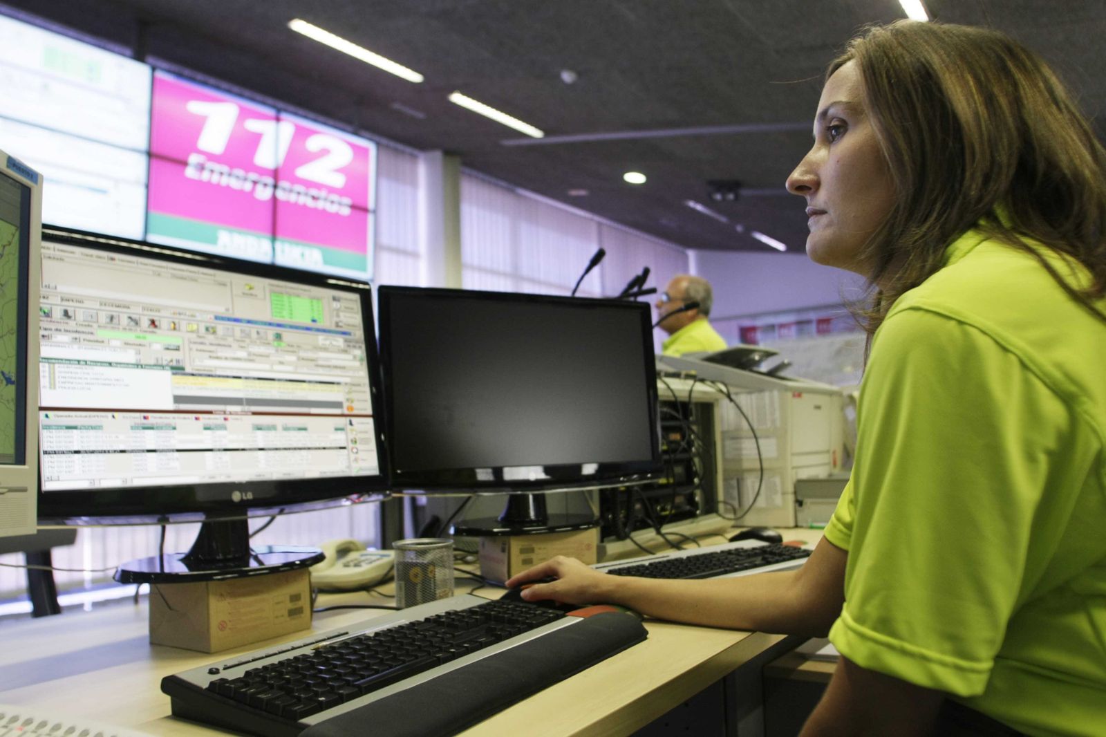 Una de las trabajadores en la sala 112 Emergencias Andalucía